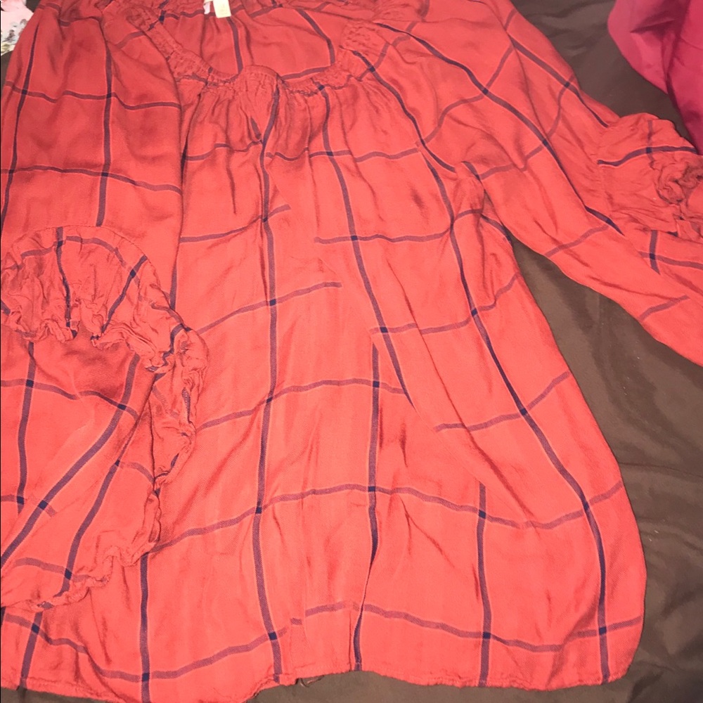 Red bell sleeve with navy accent